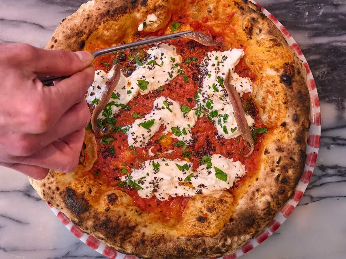 Selection d'ingrédients de qualité pour pizza aux anchois