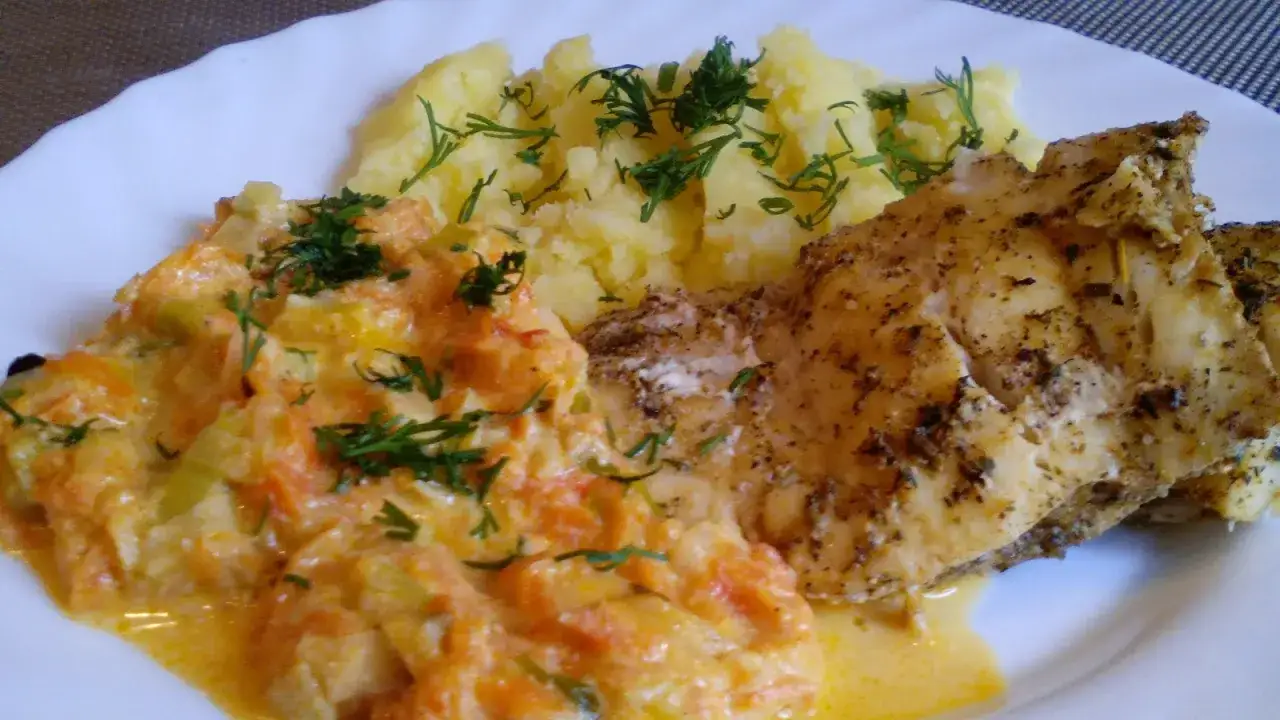 Gotowana ryba z warzywami na talerzu