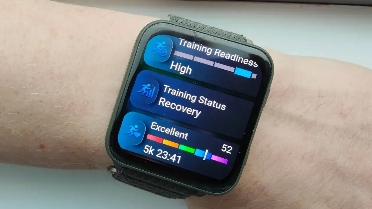 Smartwatch pokazuje jakie funkcje ma: gotowość treningową, status regeneracji i wyniki 5k.