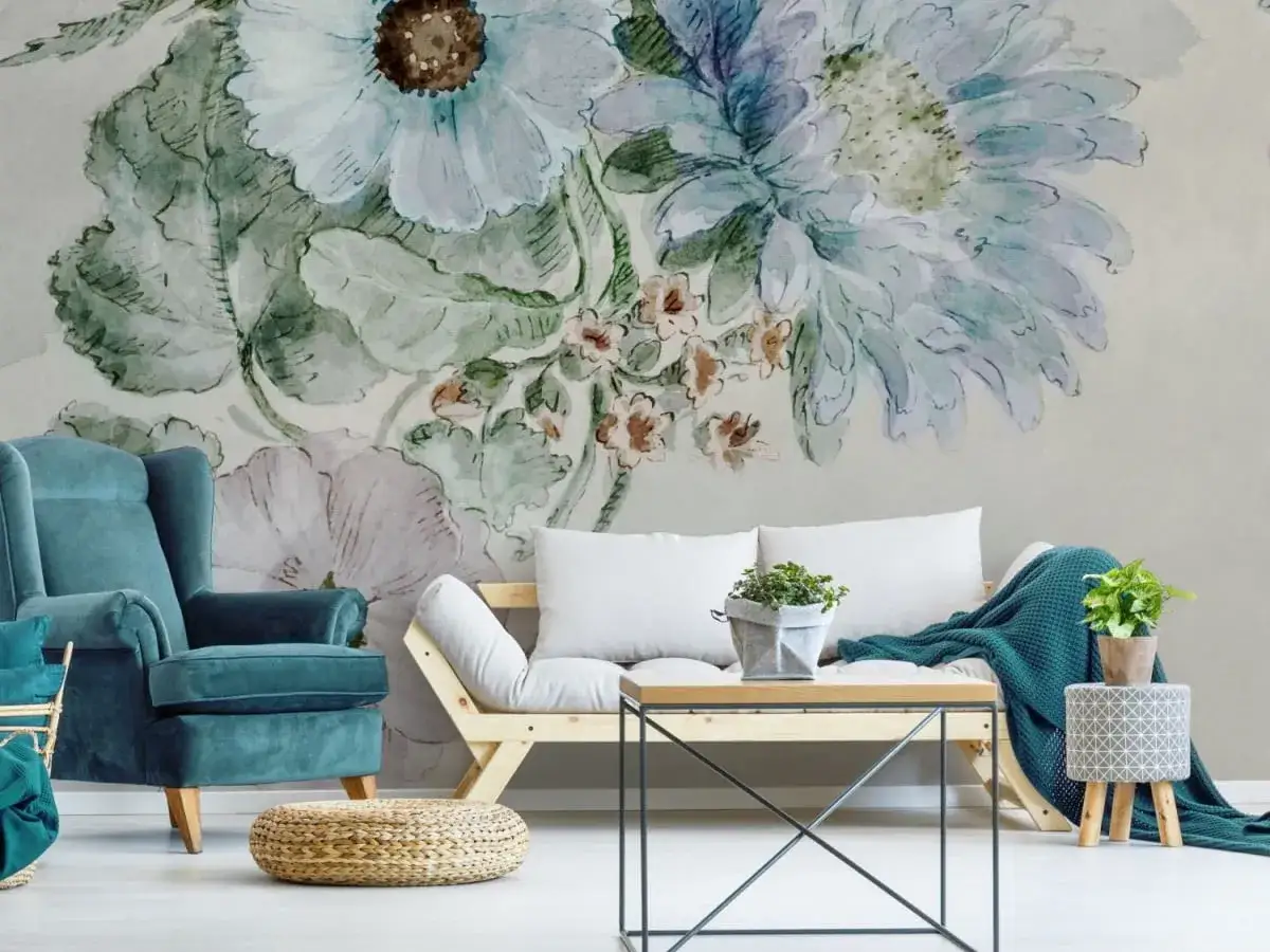 Elegancki salon z akcentem natury. Tanie tapety winylowe z motywem kwiatowym tworzą przytulną atmosferę.