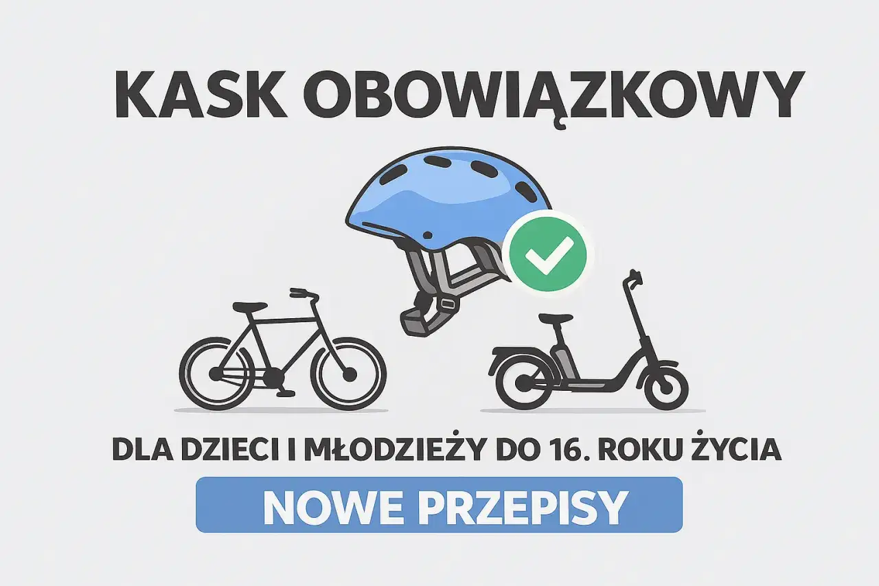 Niebieski kask rowerowy z zielonym znaczkiem potwierdzenia, obok roweru i hulajnogi. Obowiązkowy dla dzieci i młodzieży do 16 lat.