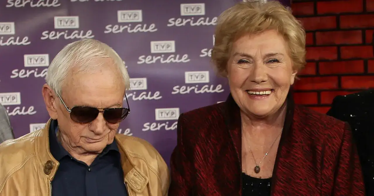 Uśmiechnięta aktorka i starszy pan w okularach na tle napisów 