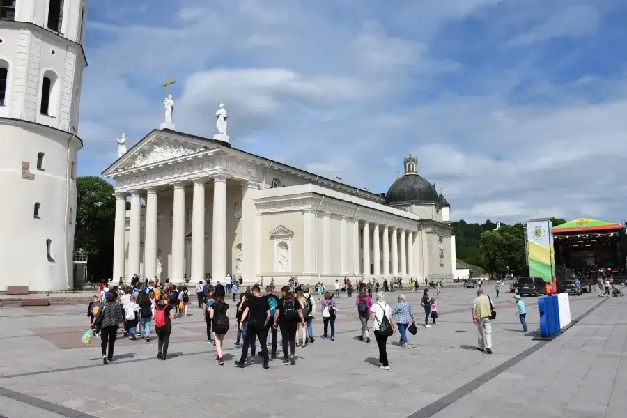 turyści zwiedzający katedrę w Wilnie