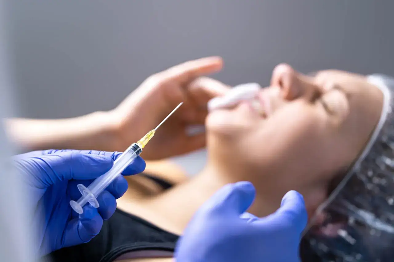 Ampułka hialuronidazy w gabinecie medycyny estetycznej