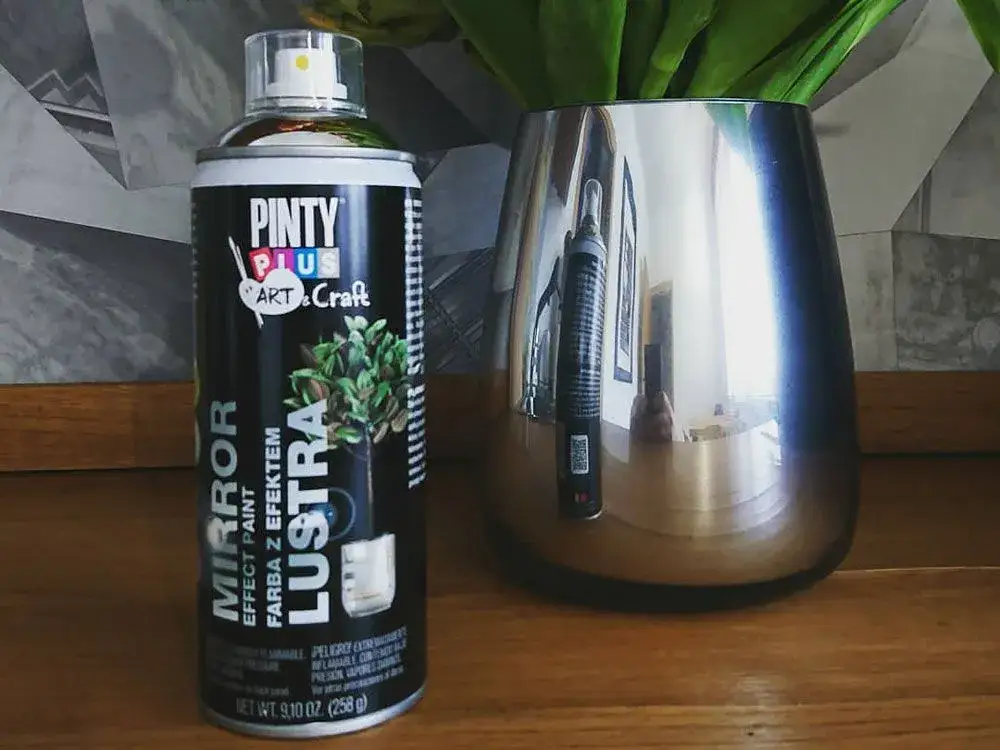 farba lustrzana w sprayu na szkle