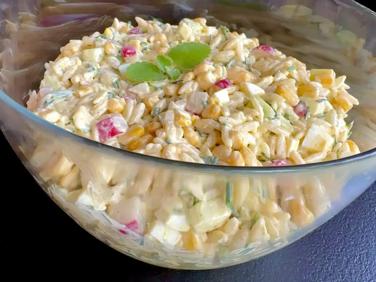 Sałatka makaronowa sucha vs wilgotna