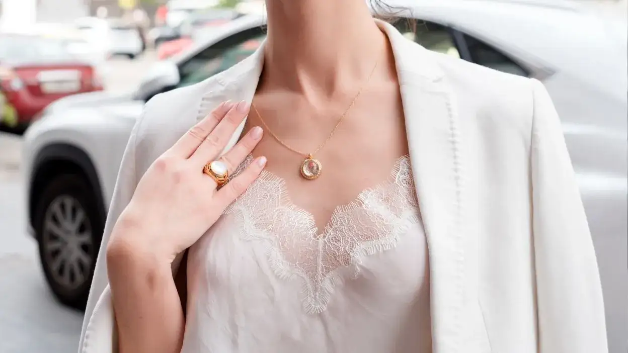 Eleganckie dodatki do stroju na komunię buty torebki biżuteria