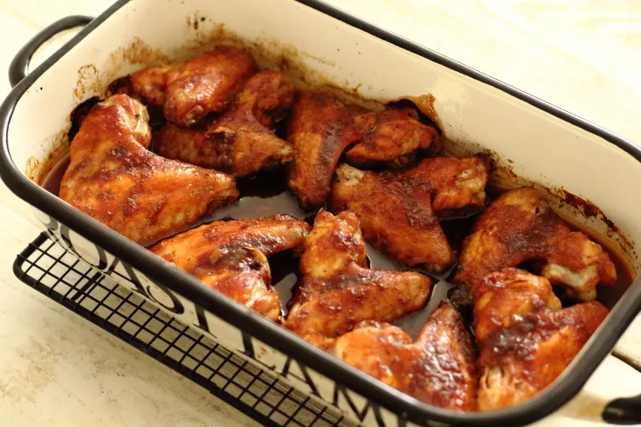 Pyszne, błyszczące skrzydełka w miodzie pieczone w naczyniu. Idealne na przekąskę lub danie gł&oacute;wne.