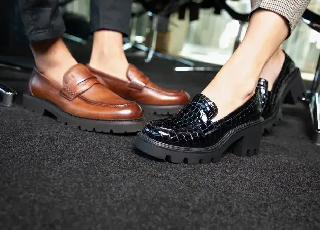 eleganckie botki na słupku i mokasyny jako buty na zmianę do biura