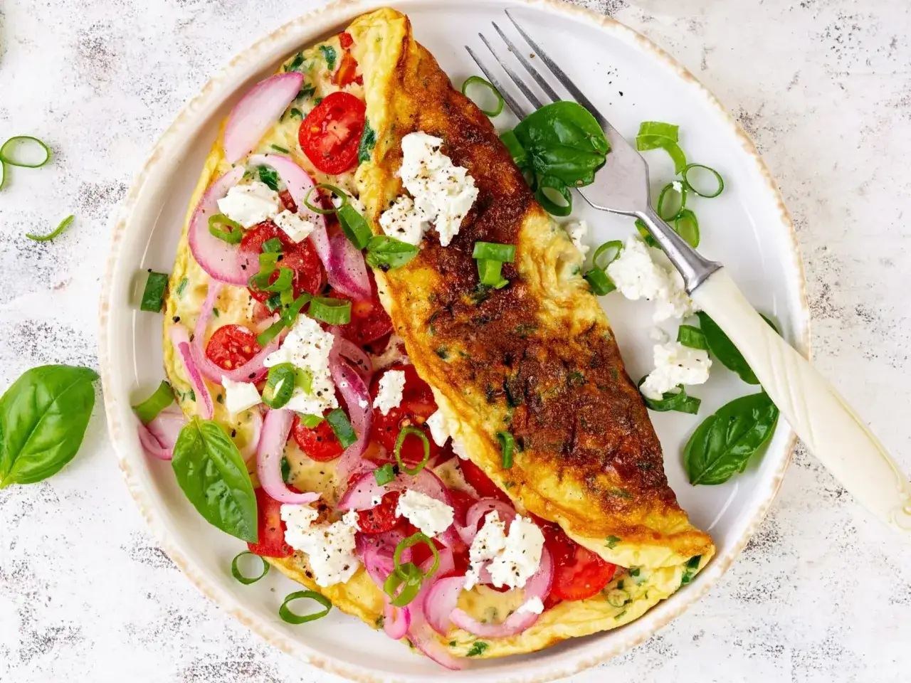Zdrowy omlet z warzywami na talerzu