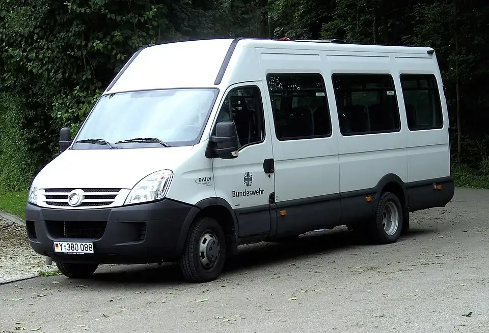 Zdjęcie Co to jest bus? Zrozum różnice między busem a autobusem