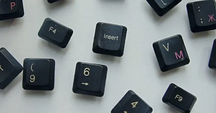 Zdjęcie Dlaczego klawiatura pisze inne litery? Wyjaśnienie i rozwiązanie problemu z błędnym działaniem klawiatury