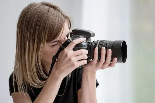 profesjonalny fotograf z lustrzanką w akcji