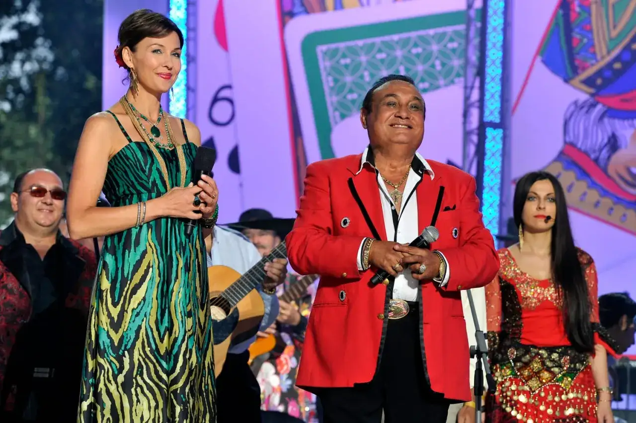 Agnieszka, córka Don Vasyla, w zielonej sukience z panterką, obok niego w czerwonej marynarce.