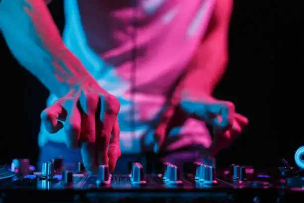 DJ miksujący na imprezie klubowej