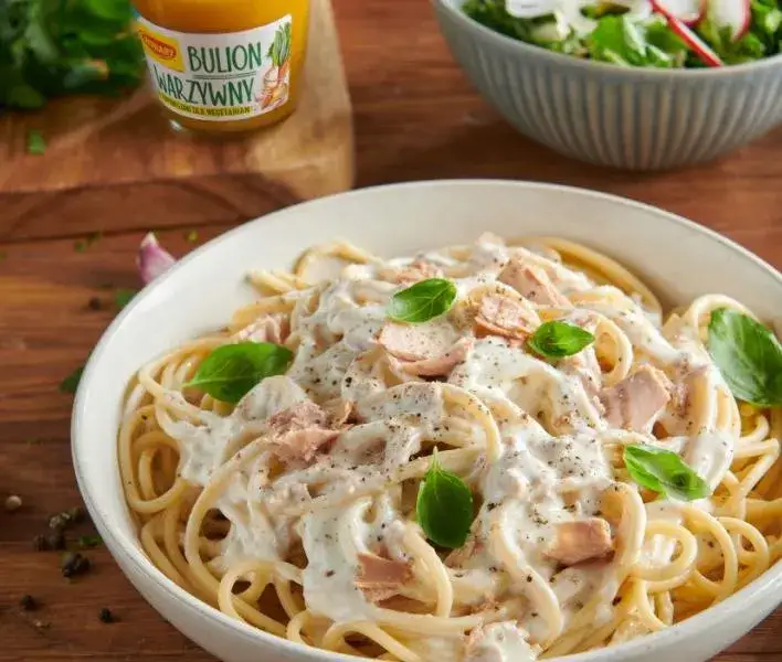 składniki spaghetti z tuńczykiem i śmietaną