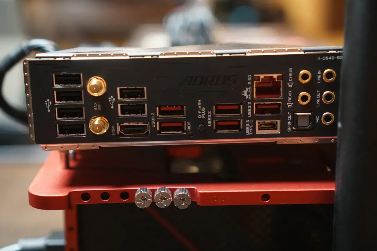 Złącza płyty gł&oacute;wnej Gigabyte AORUS, w tym USB 3.2, HDMI, LAN, audio i przycisk Q-Flash Plus do aktualizacji BIOS.