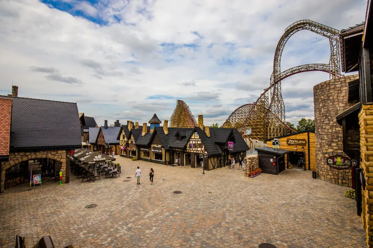 Energylandia Smoczy Gr&oacute;d Zadra tematyzacja