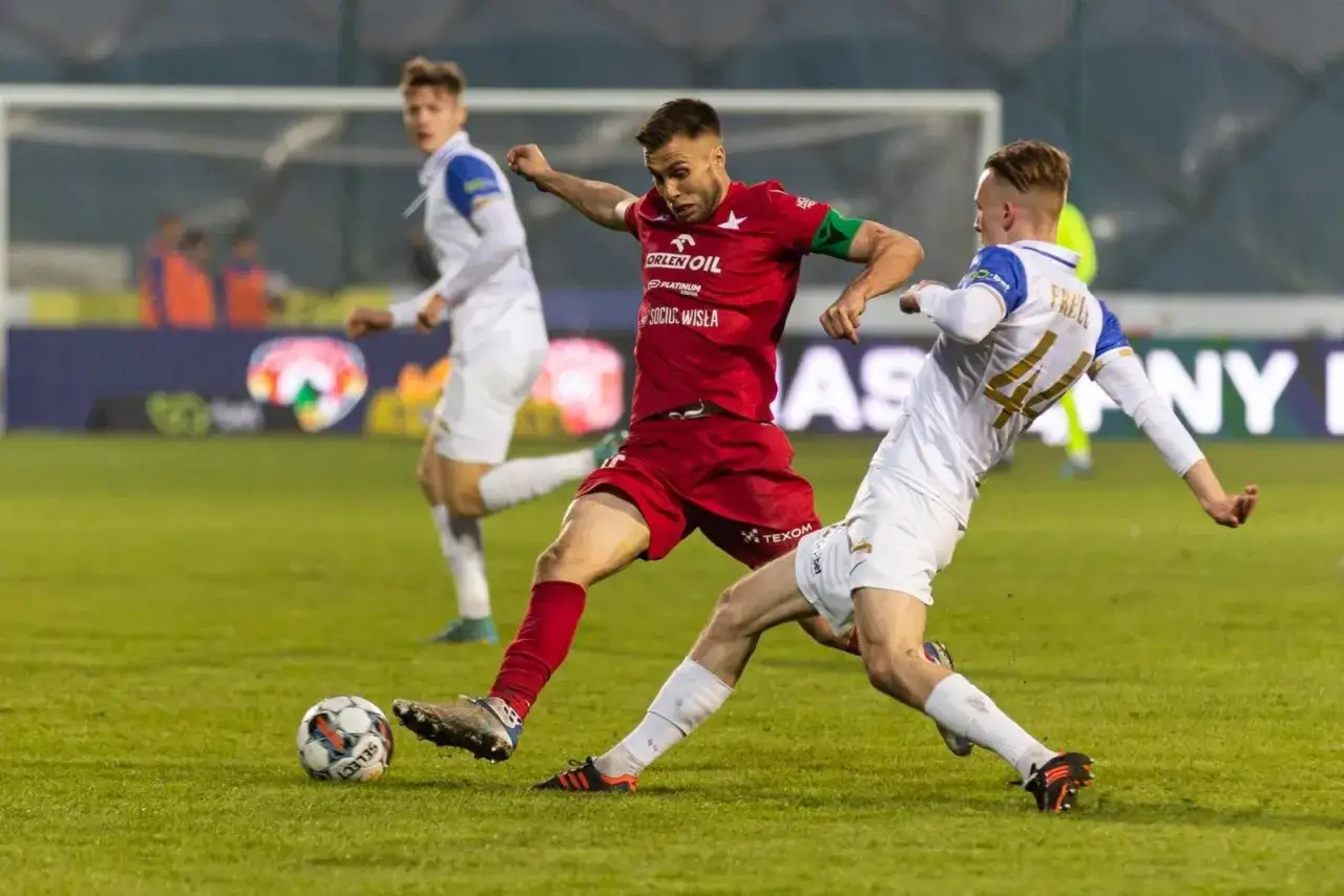 Piłkarze walczą o piłkę, każdy chce awansować do ekstraklasy.