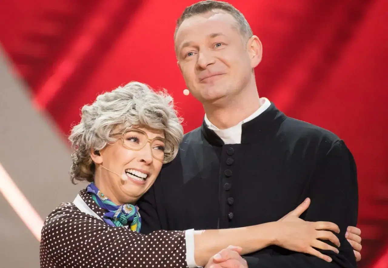 Kabaret Nowaki: ksiądz i starsza pani w skeczu.