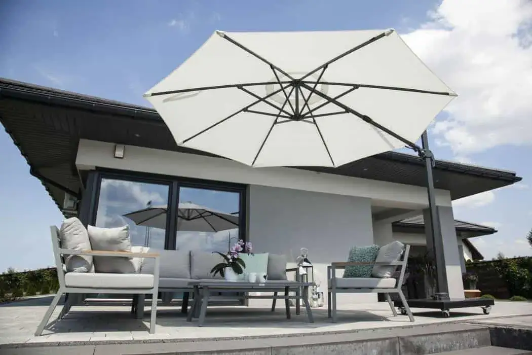 Parasole tarasowe na nodze centralnej i bocznej por&oacute;wnanie