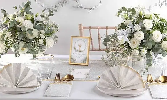 dekoracja stołu komunijnego białe kwiaty eukaliptus złote dodatki