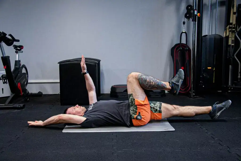 osoba z b&oacute;lem plec&oacute;w ćwicząca core