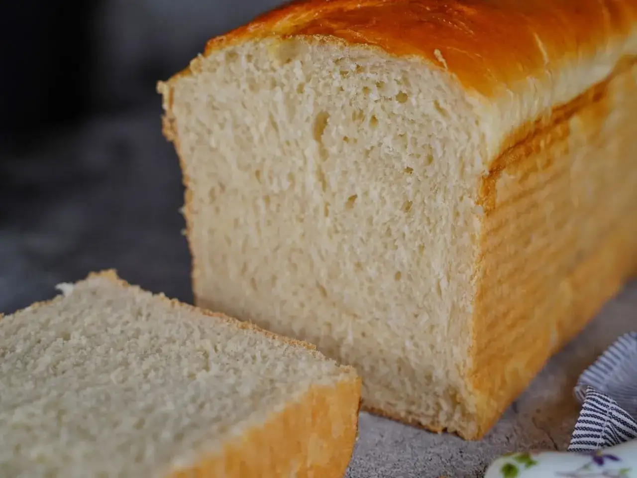 Puszysty chleb tostowy bezglutenowy, idealny na śniadanie. Przepis na domowy wypiek.