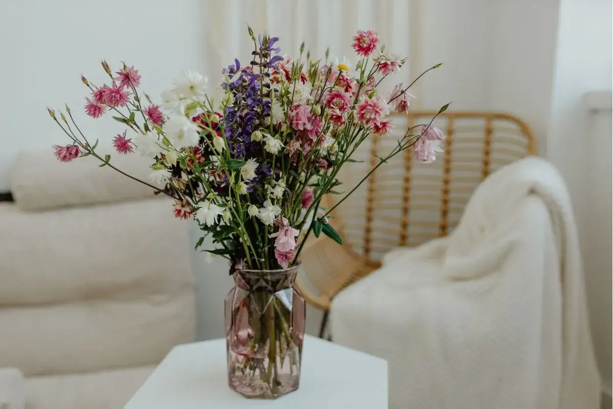 naturalne bukiety kwiat&oacute;w ciętych, pielęgnacja kwiat&oacute;w w wazonie