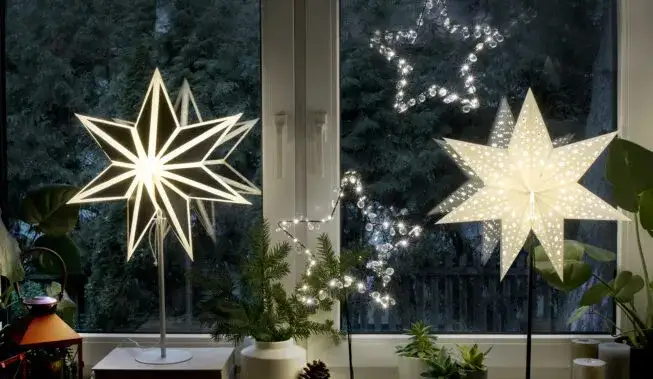 Zdjęcie Jak ozdobić parapet na święta - 10 inspirujących pomysłów na dekoracje