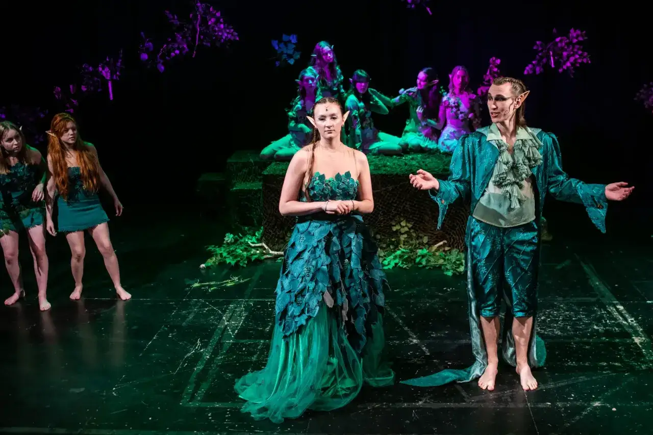 Aktorzy w strojach elf&oacute;w na scenie. Spektakl 