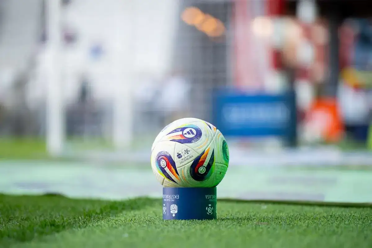 Piłkarska piłka na stojaku z napisem 