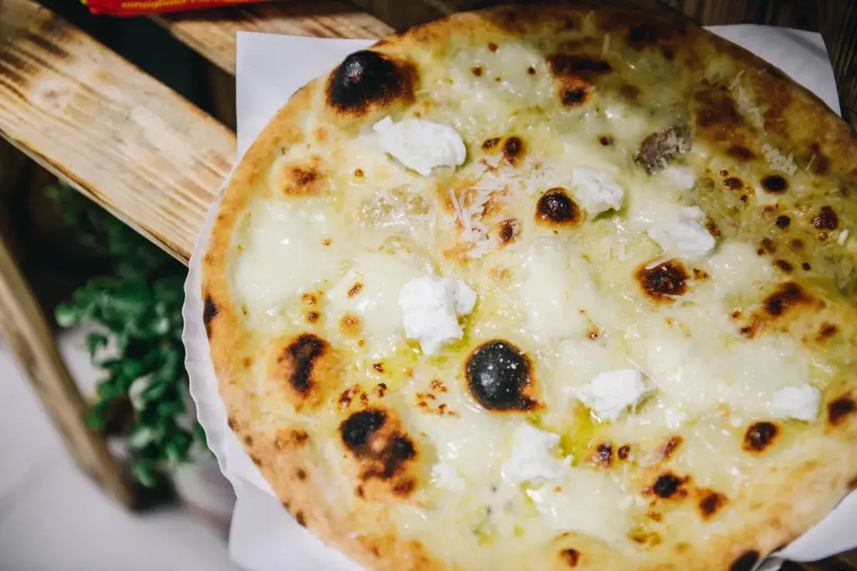 idealnie roztopiony ser na pizzy