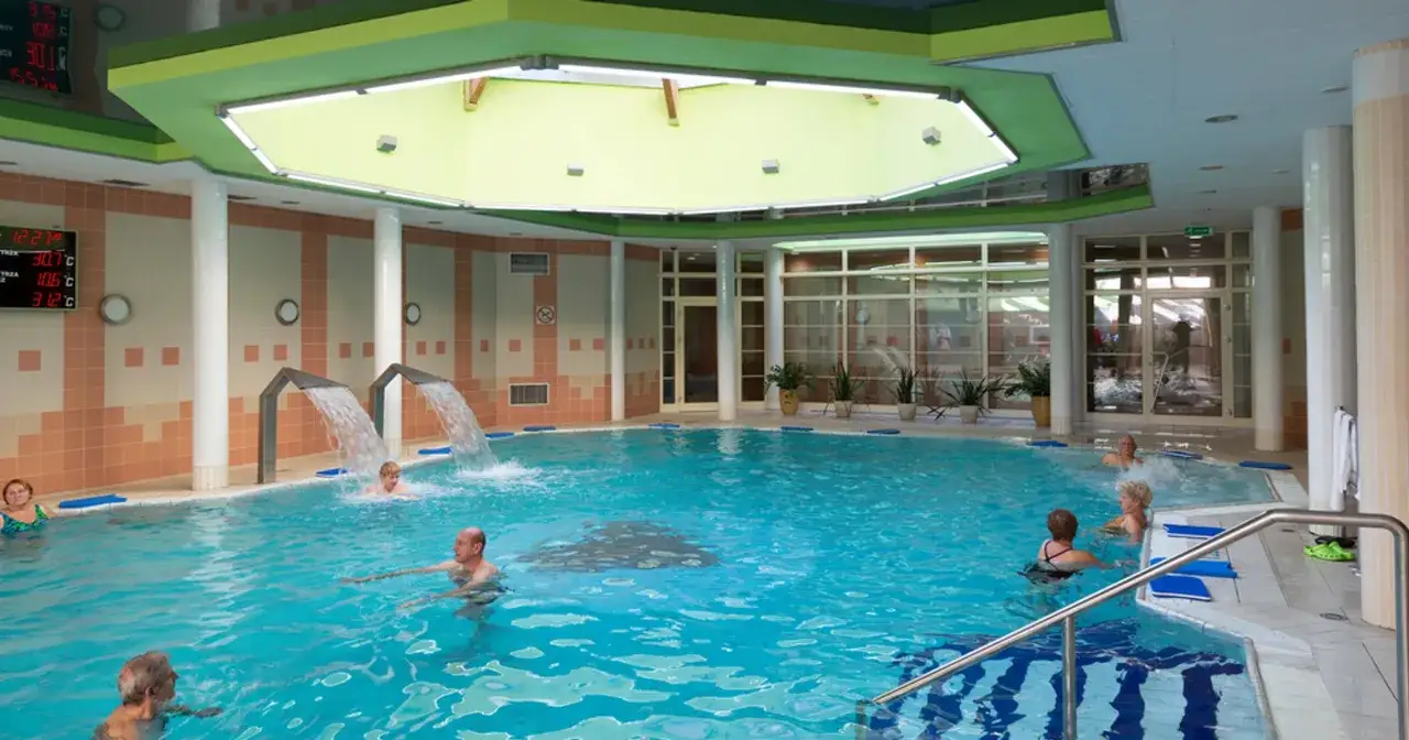 Basen w sanatorium Krynica Zdr&oacute;j. Sprawdź sanatorium krynica zdr&oacute;j cennik i zarezerwuj pobyt.