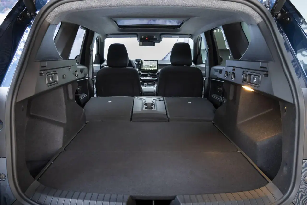 Przestronny dacia duster bagaznik z rozłożonymi siedzeniami, gotowy na podróż.