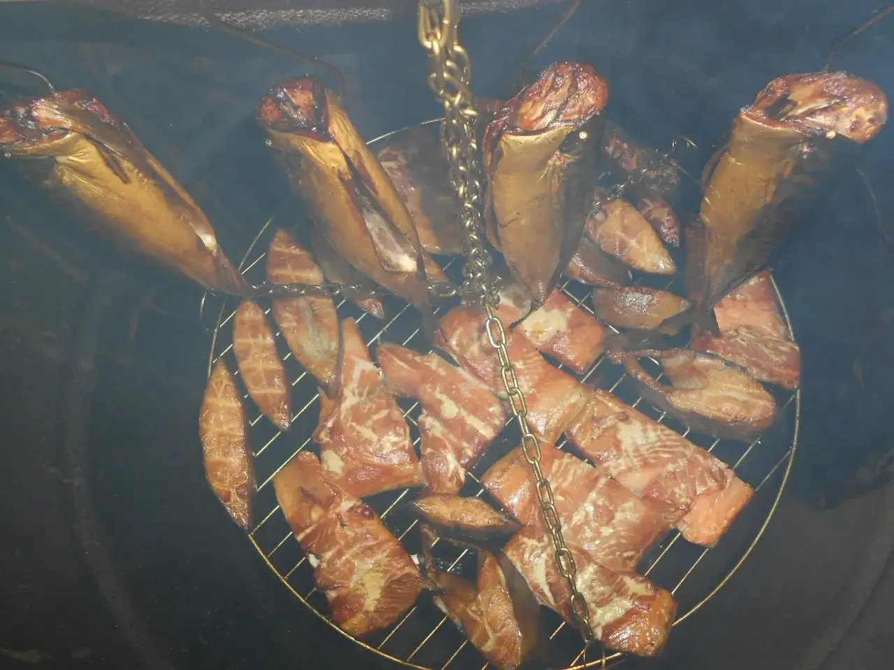 Pstrąg suszący się przed wędzeniem