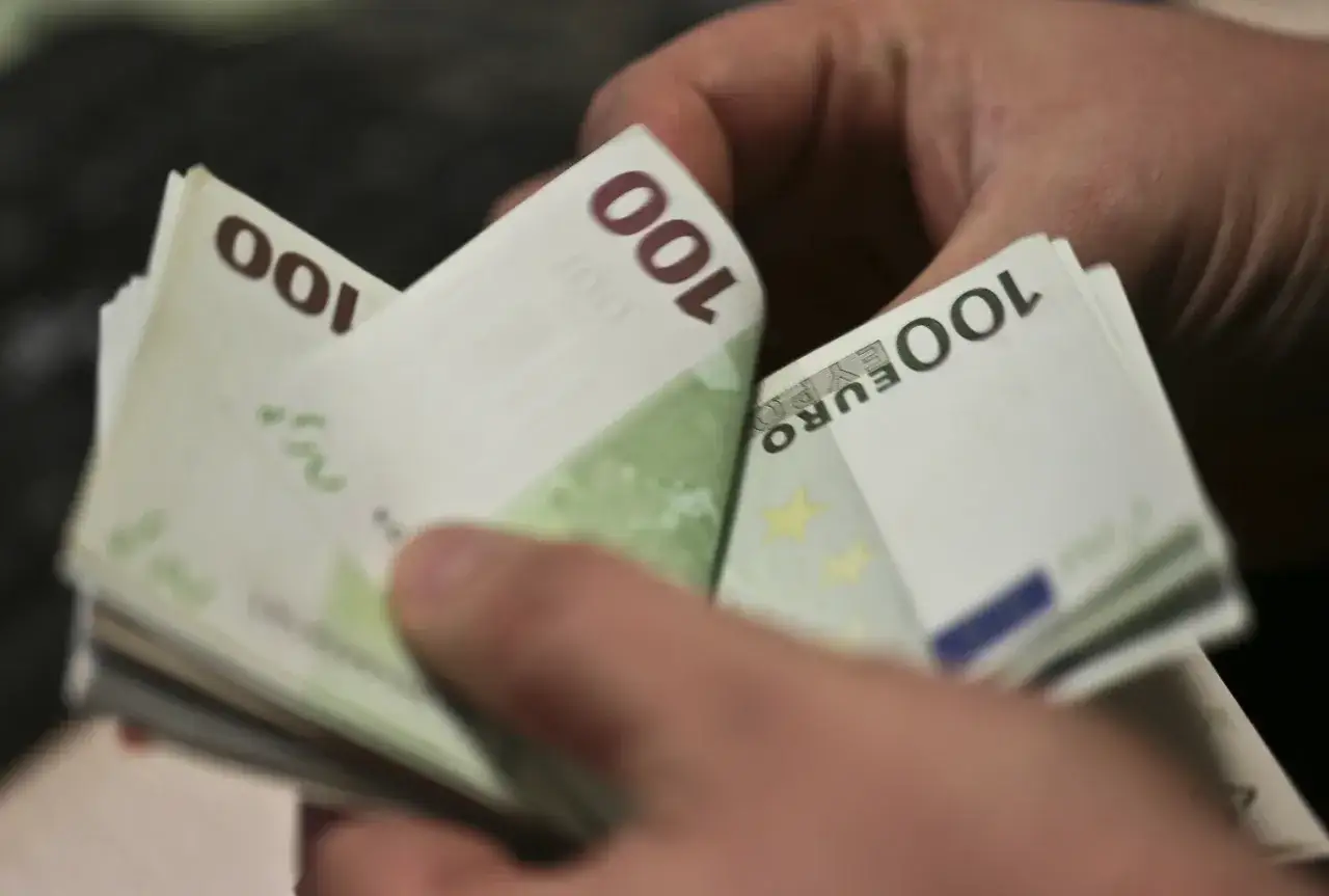 Dłonie liczą banknoty 100 euro. W Chorwacji od 2023 roku obowiązuje euro, więc to właśnie ta waluta jest tam używana.