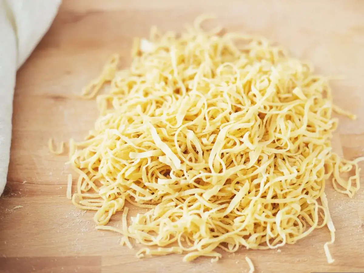 Babcia robiąca domowy makaron nitki