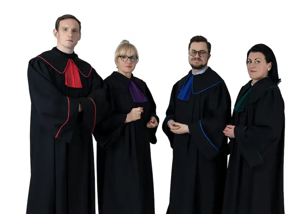 Prawnicy w togach sądowych