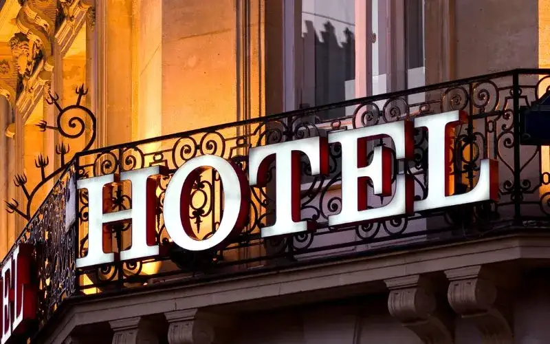 Tabela por&oacute;wnująca hotel i pensjonat