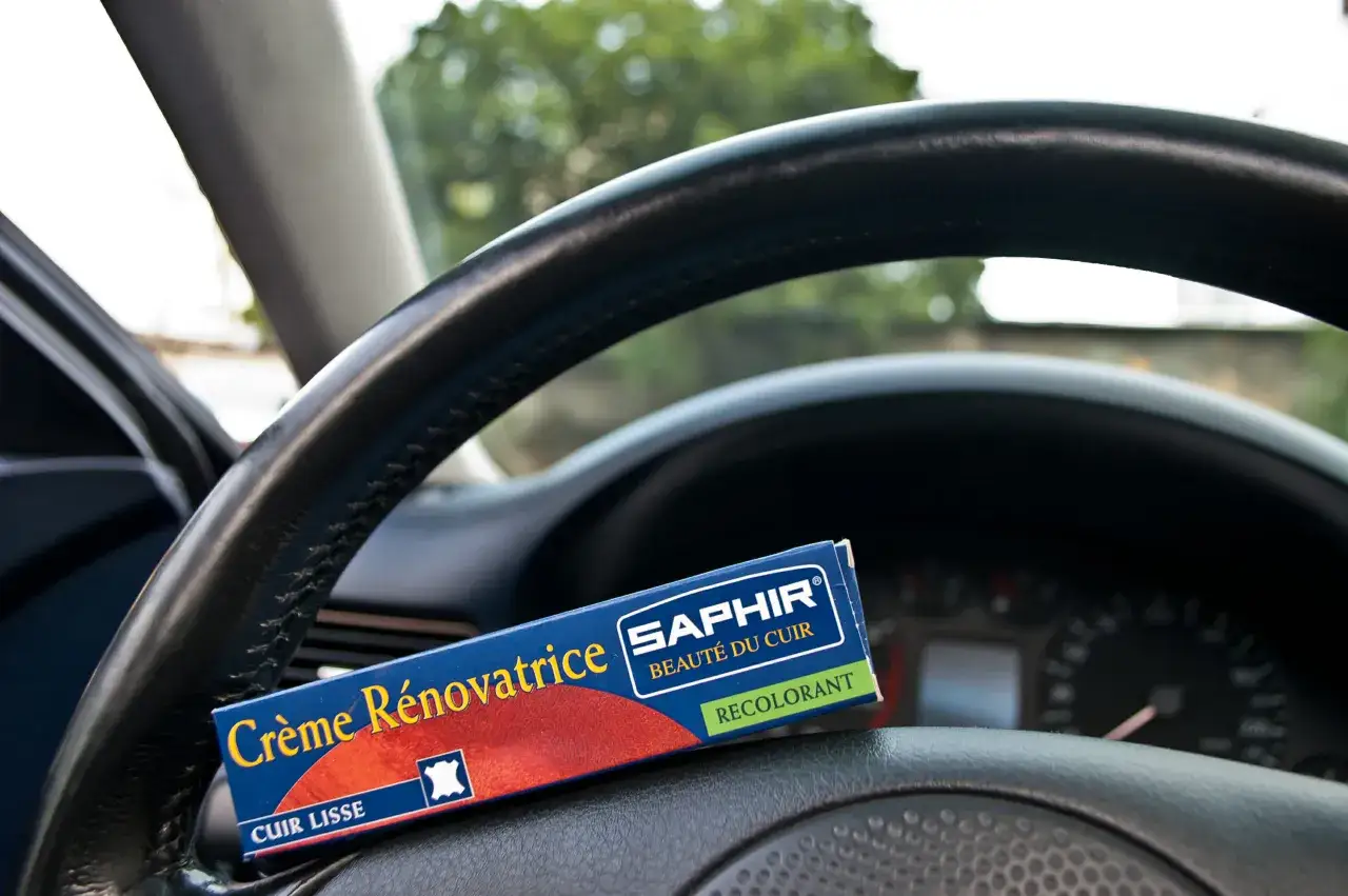 Kierownica samochodowa z produktem Saphir 