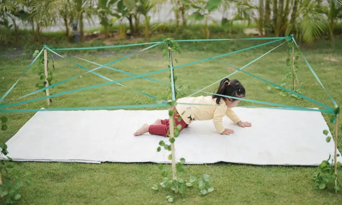 dzieci budujące tor przeszk&oacute;d w ogrodzie