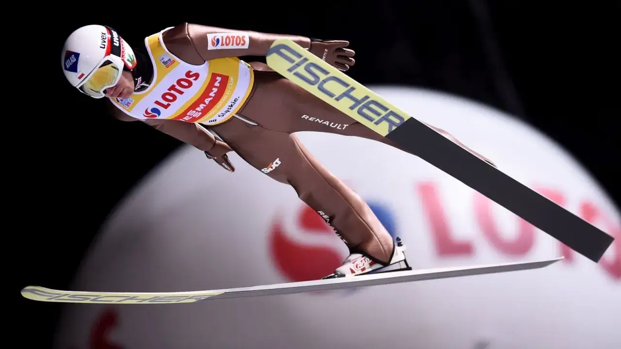 Skoczek narciarski w locie podczas Pucharu Świata w Wiśle.