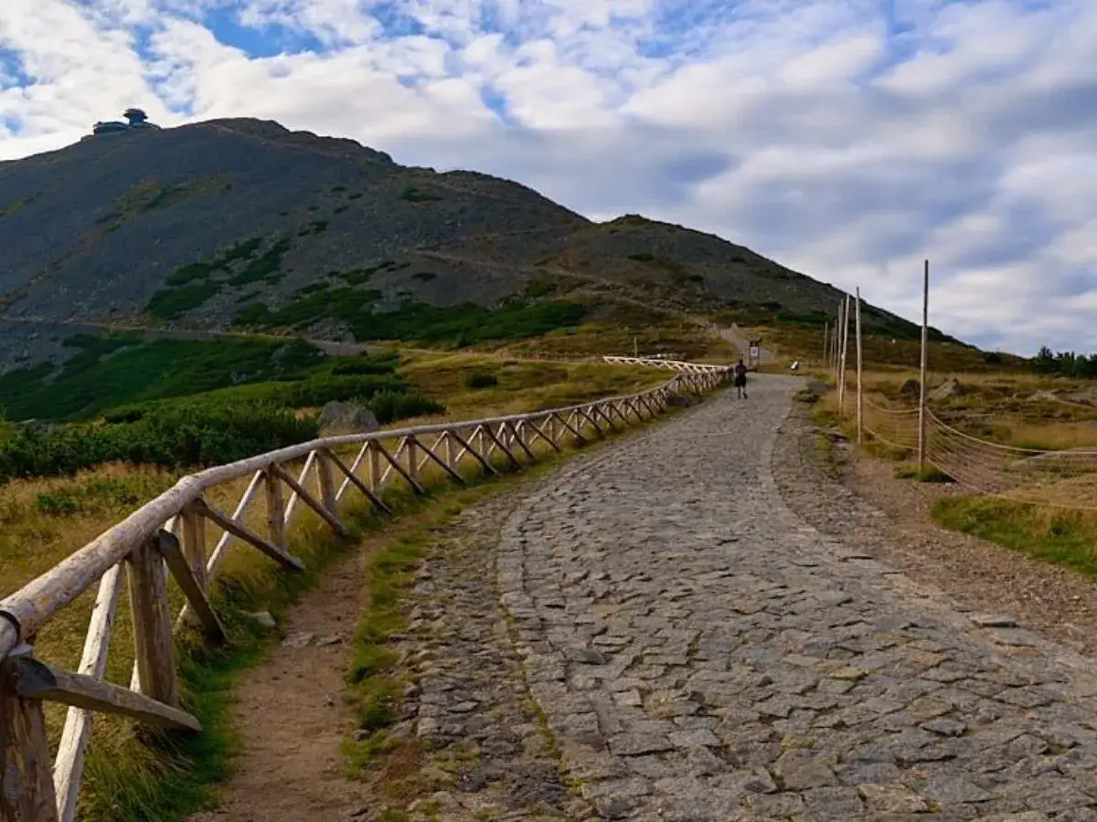 Kamienista droga na Śnieżkę, kt&oacute;ra szlak na Śnieżkę najłatwiejszy? Ten widok sugeruje, że to dobry wyb&oacute;r.