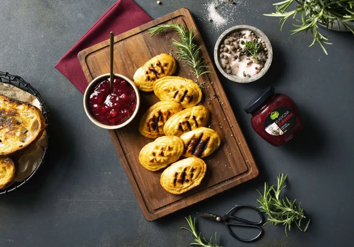 grillowane sery halloumi i oscypek z żurawiną