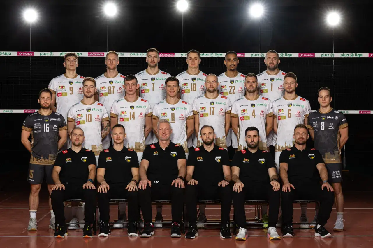 Drużyna siatkarzy Trefl Gdańsk w komplecie, gotowa do walki. Skład zespołu prezentuje się imponująco.