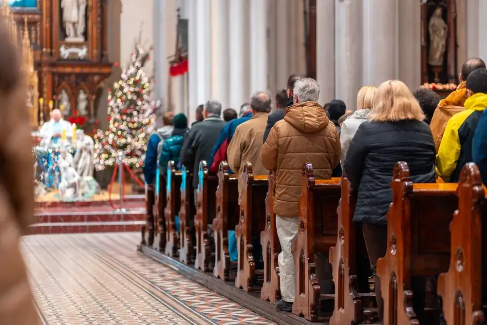 Zdjęcie Na które kolano się klęka w kościele – odkryj znaczenie tej tradycji