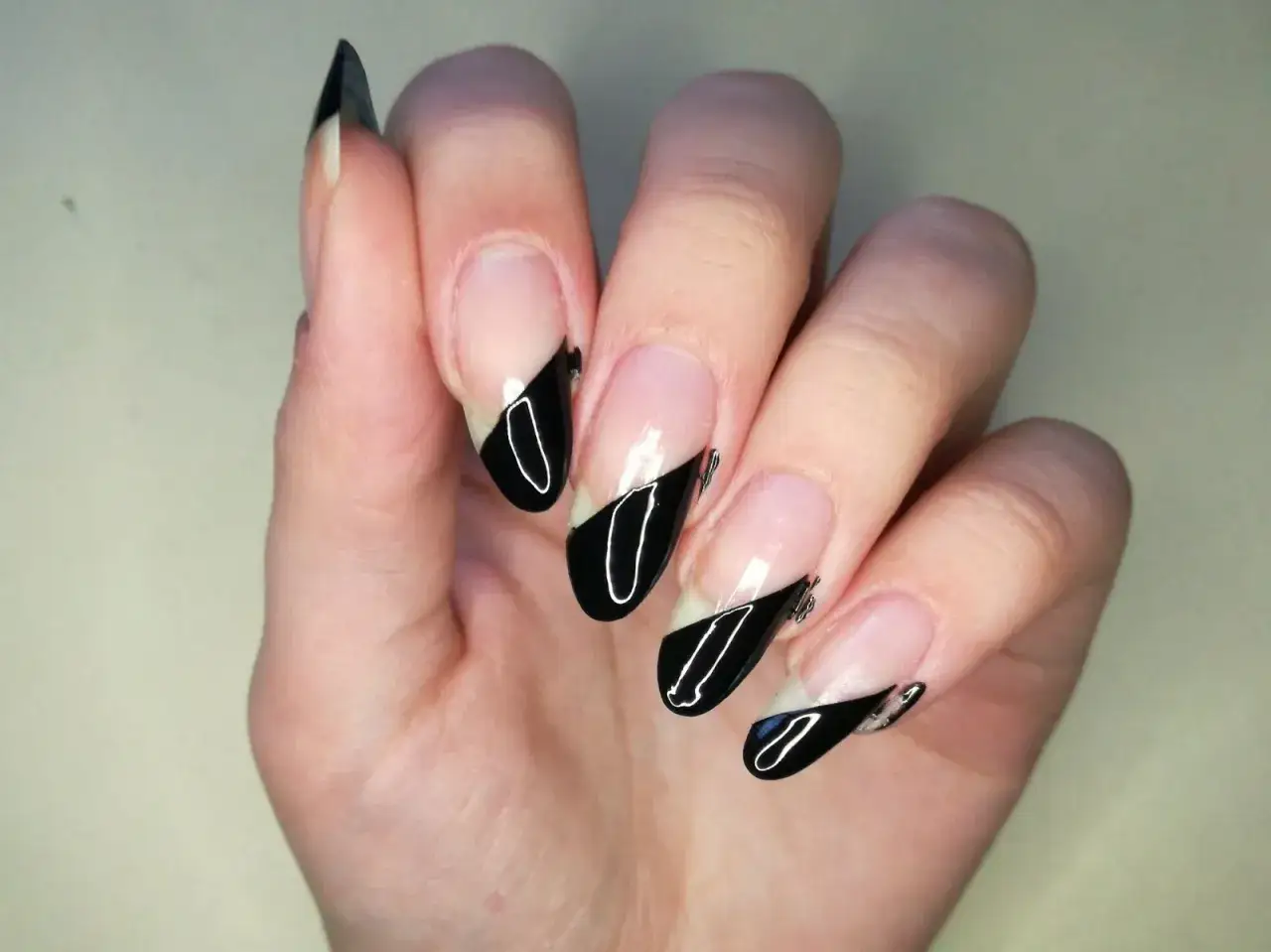 inspiracje paski na paznokciach minimalistyczne geometryczne negative space