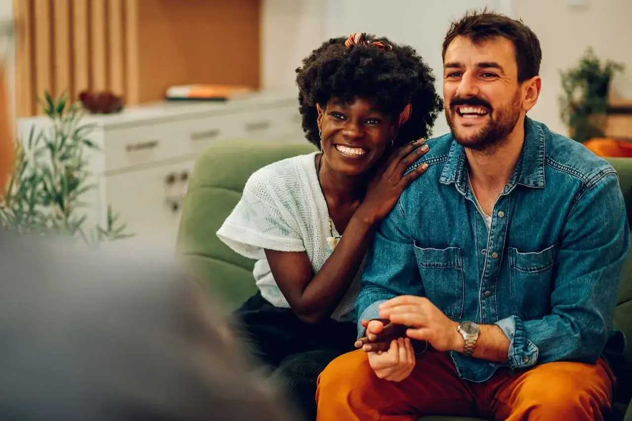 Uśmiechnięta para, ona z burzą włos&oacute;w, on w dżinsowej koszuli. Ich relacja, jak ENTP i INFJ, pełna jest kontrast&oacute;w i harmonii.