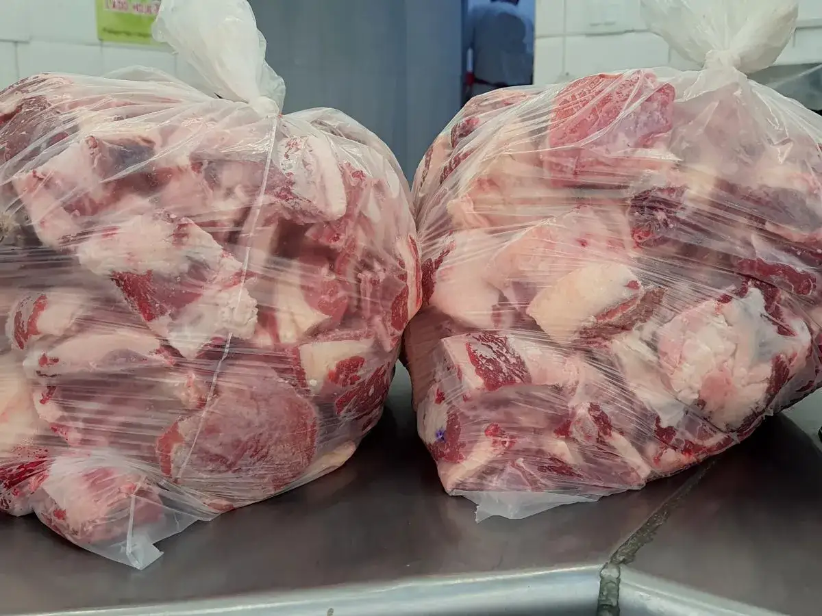 Dwa wielkie worki z pociętym mięsem, idealne do tego, w czym mrozić mięso.